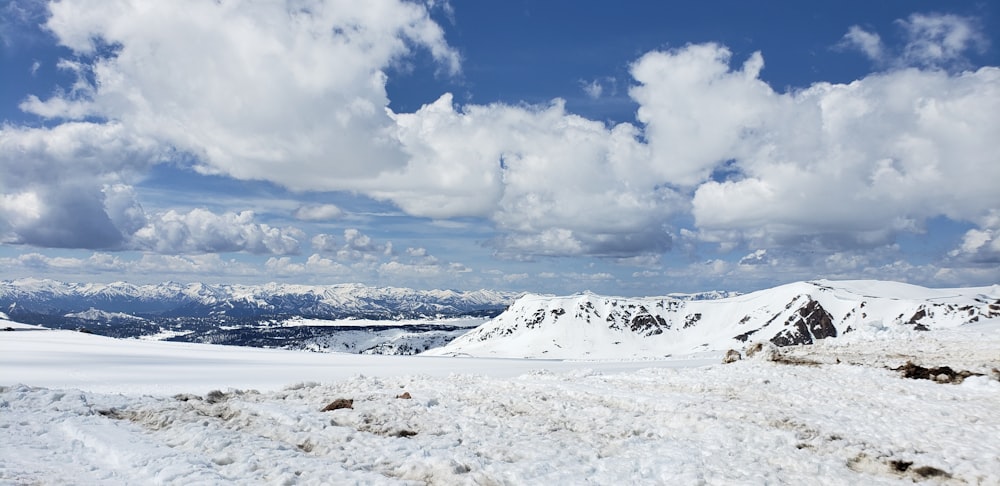 Montaña con nieve durante el día