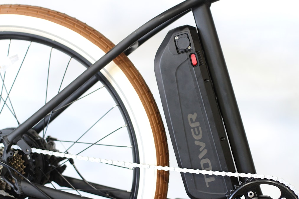 Close da bateria removível acoplada ao quadro de uma bicicleta elétrica