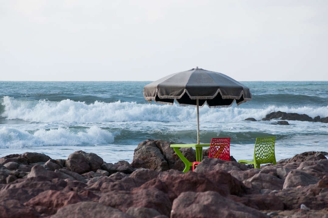 sea waves during daytime