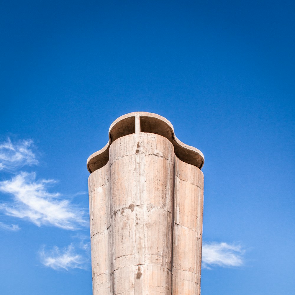 torre beige durante il giorno