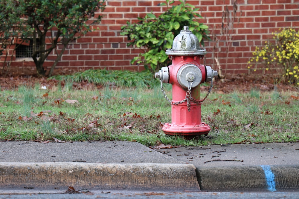 歩道脇の赤と灰色の消火栓