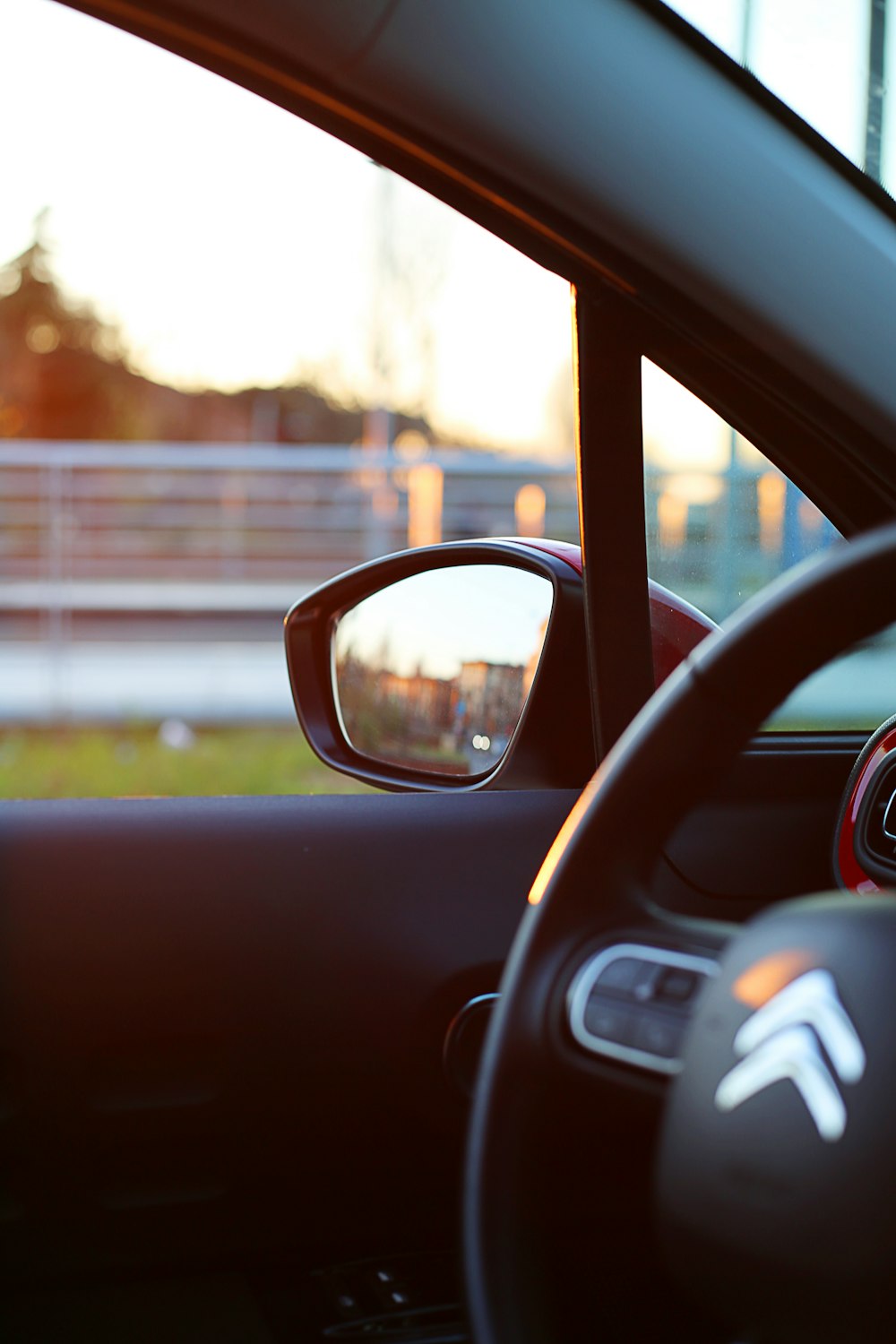 Volant et rétroviseur extérieur de voiture Citroën noir