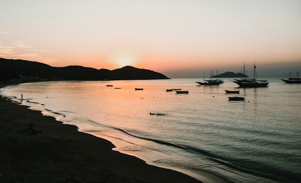 Boats at anchor off the beach at dusk — Búzios, Brazil