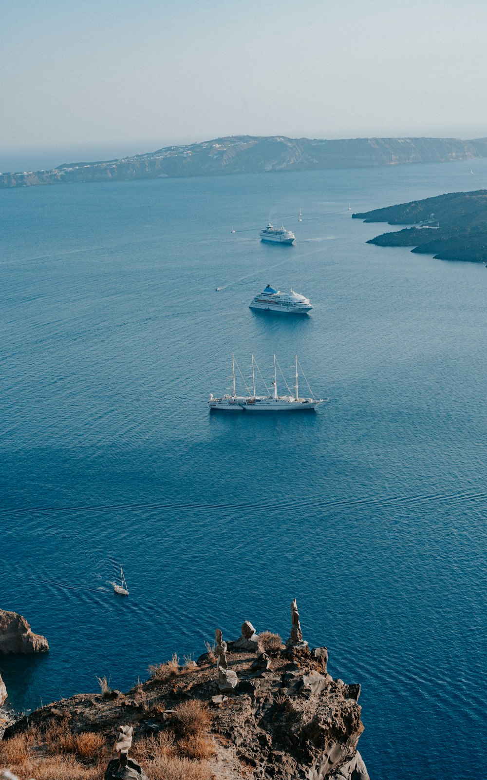 barcos no mar durante o dia