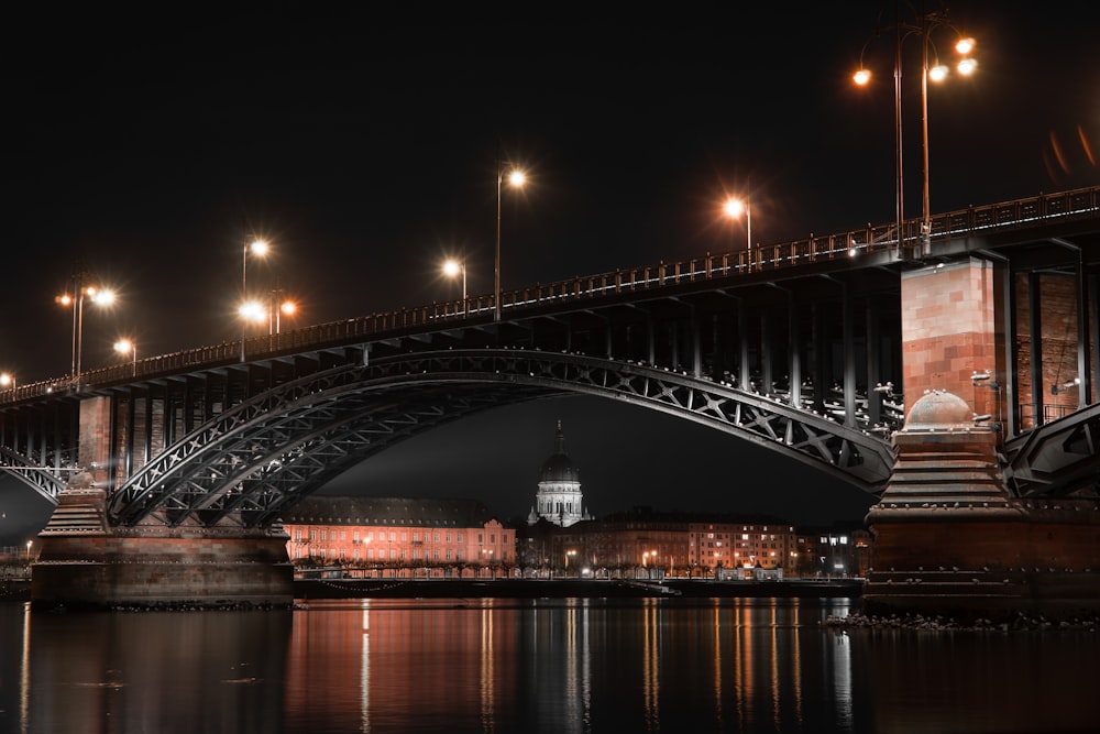 Puente de arco metálico por la noche con luces