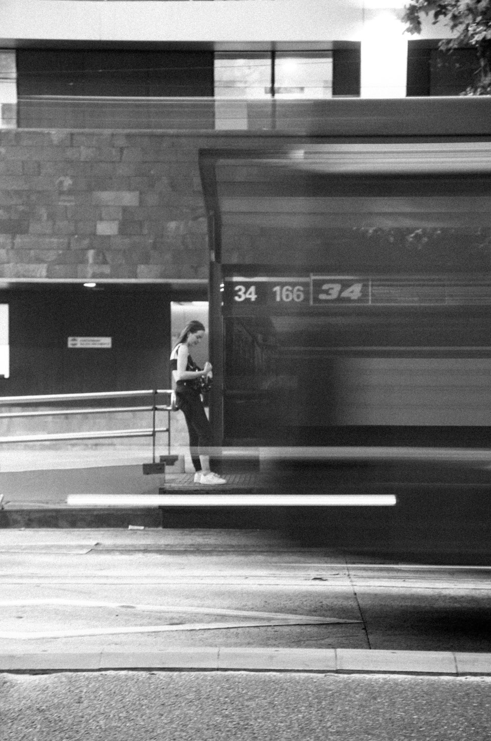 veicoli che transitano su strada durante il giorno