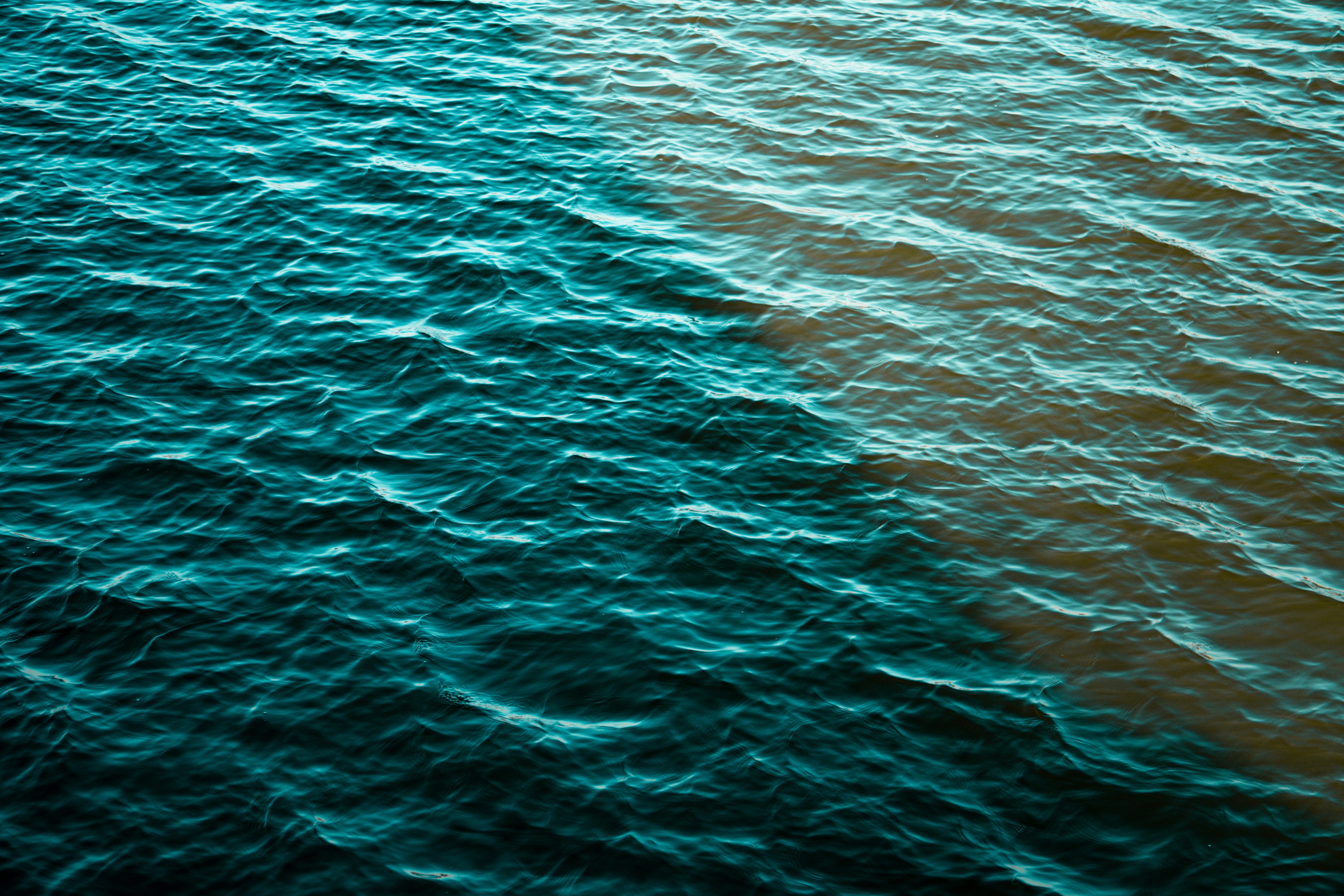 body of water waves during daytime