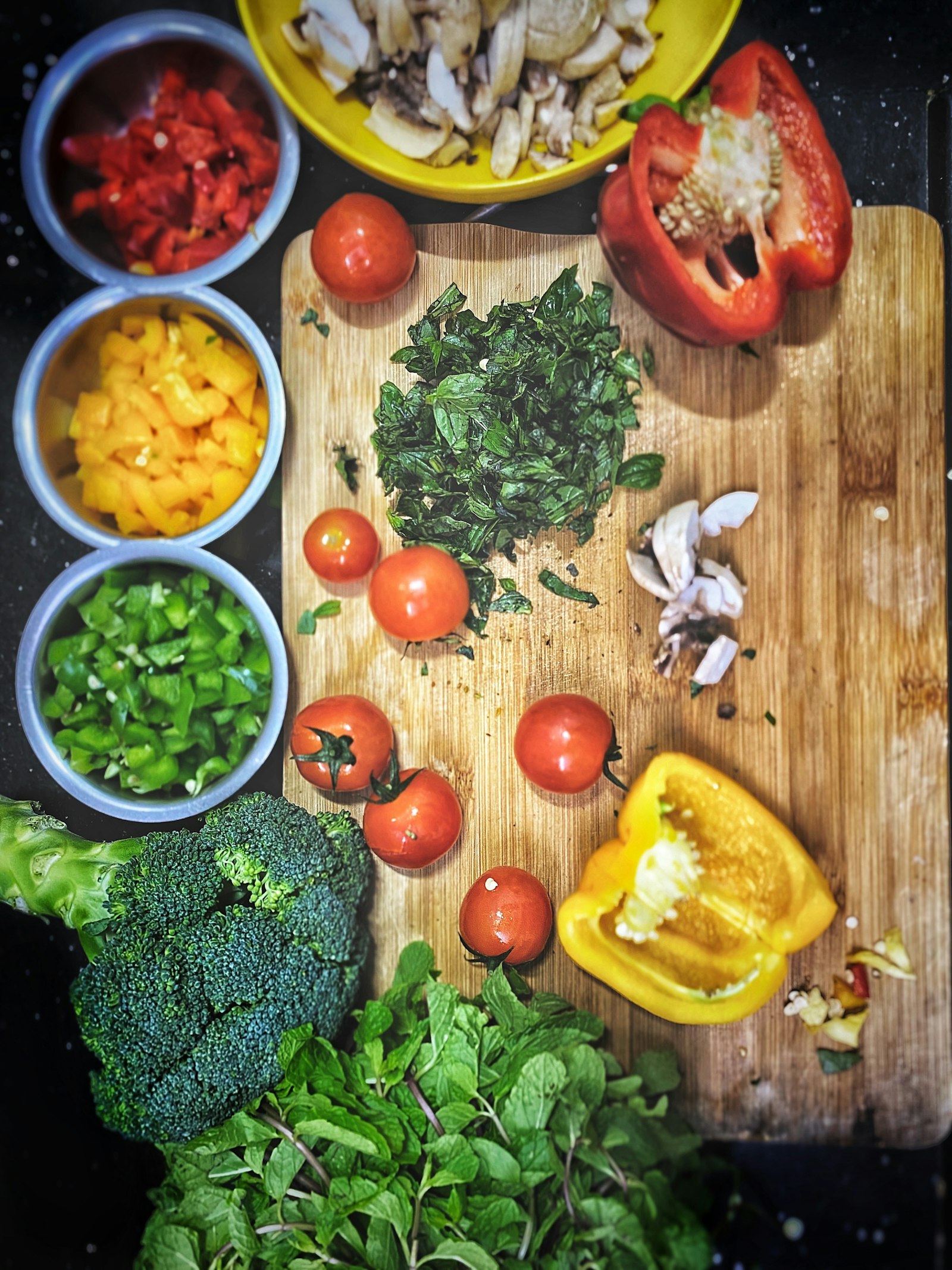 Legumes cortados numa tábua de madeira