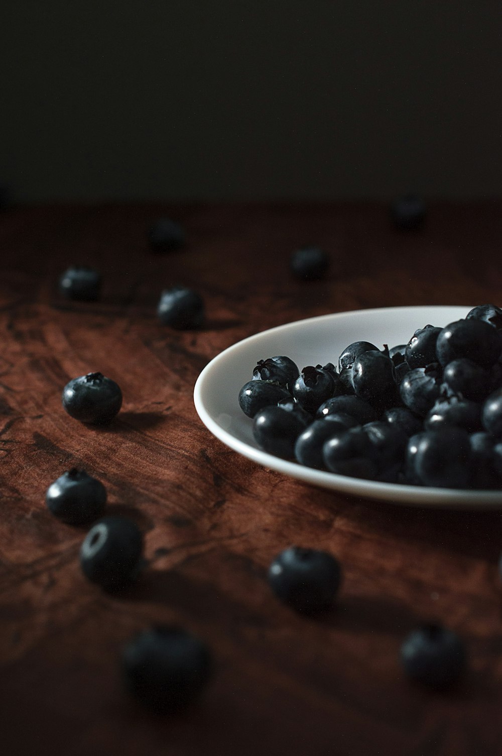 blueberry fruits in round white bowl