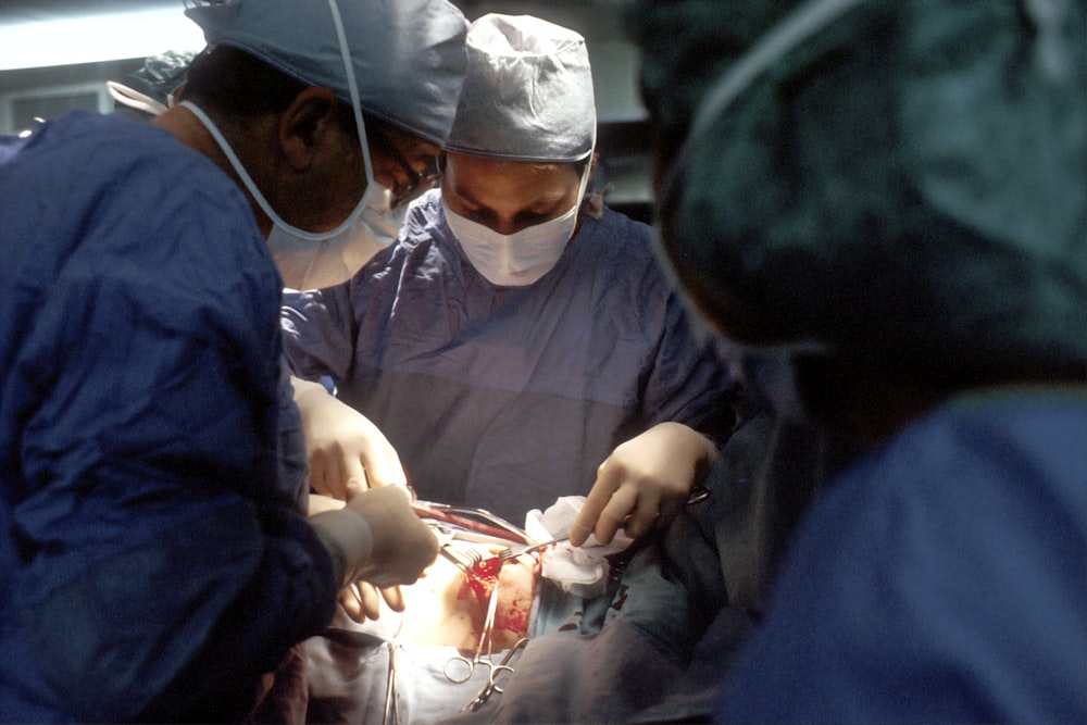 Médico y enfermera durante la operación