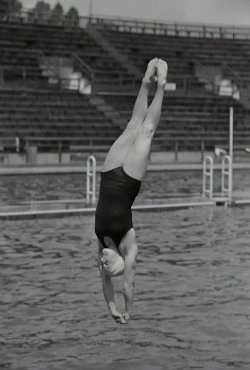 プールでダイビングする女性の写真