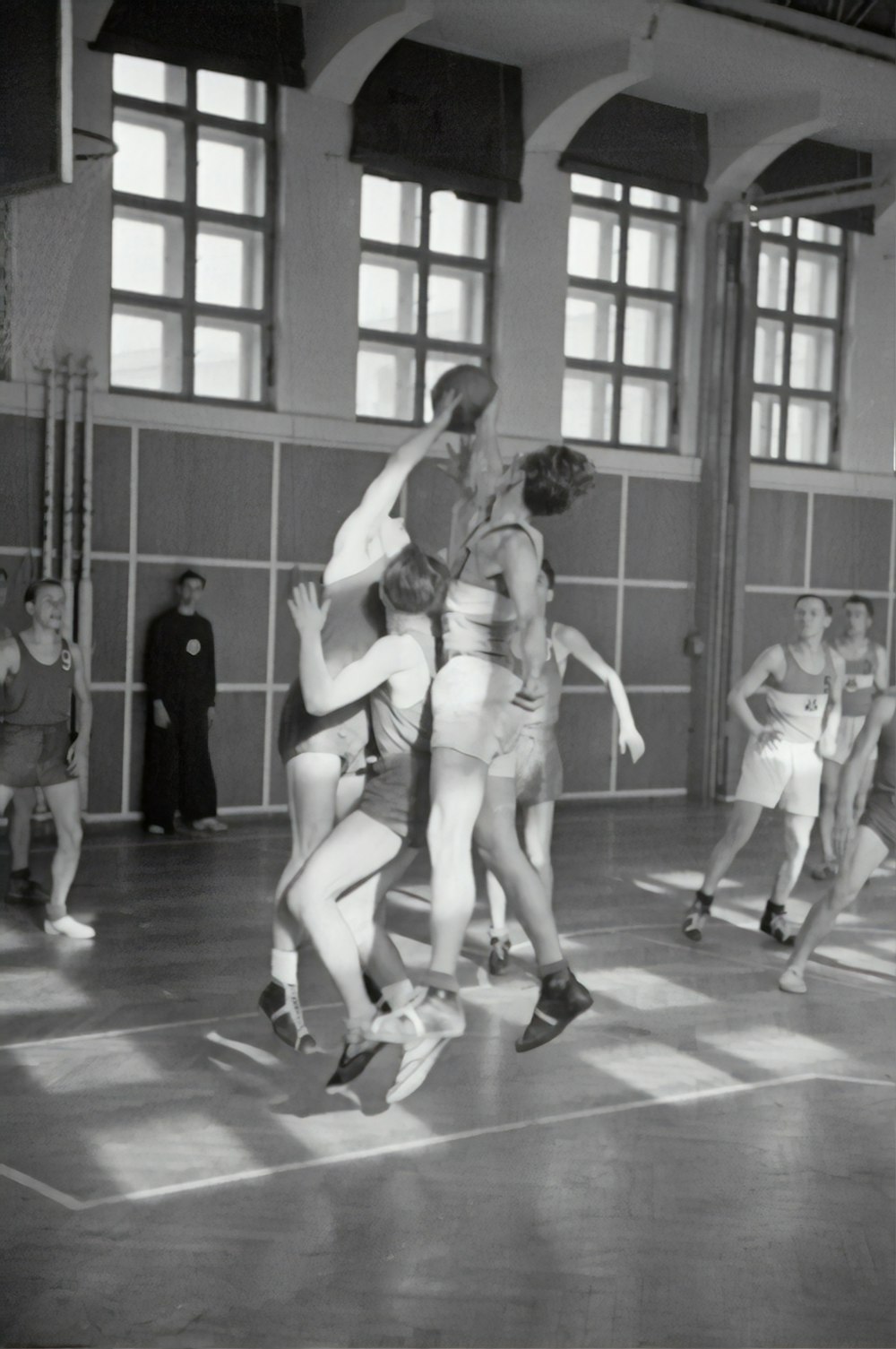 Fotografía en escala de grises de hombres jugando al baloncesto