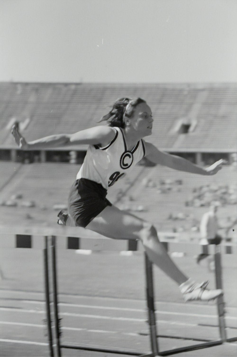 Photographie en niveaux de gris d’une femme faisant un obstacle