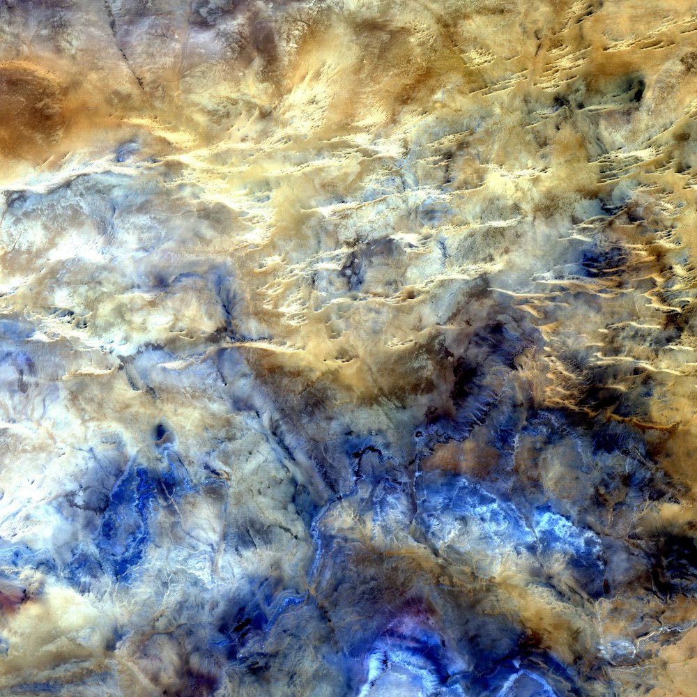 파란색과 갈색 위성 그림