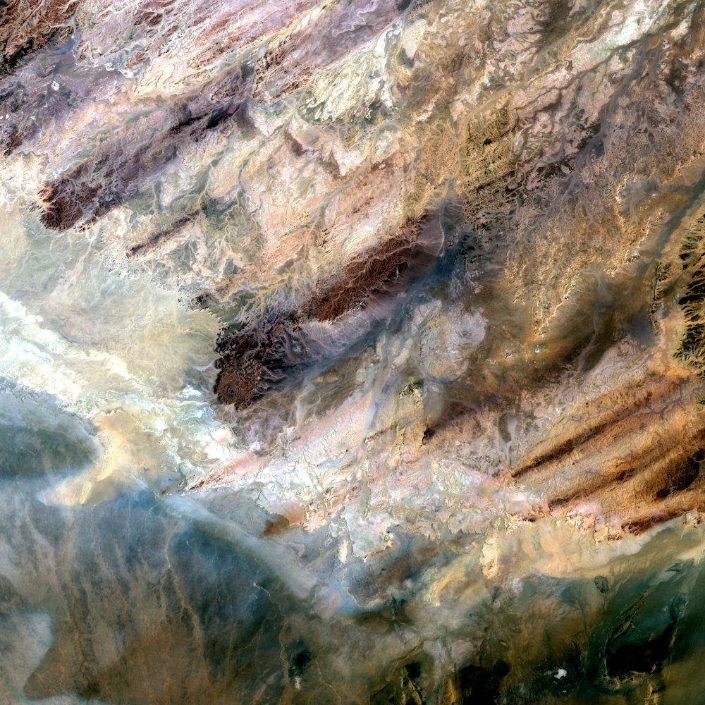 Una vista aérea de la tierra y el agua de la tierra