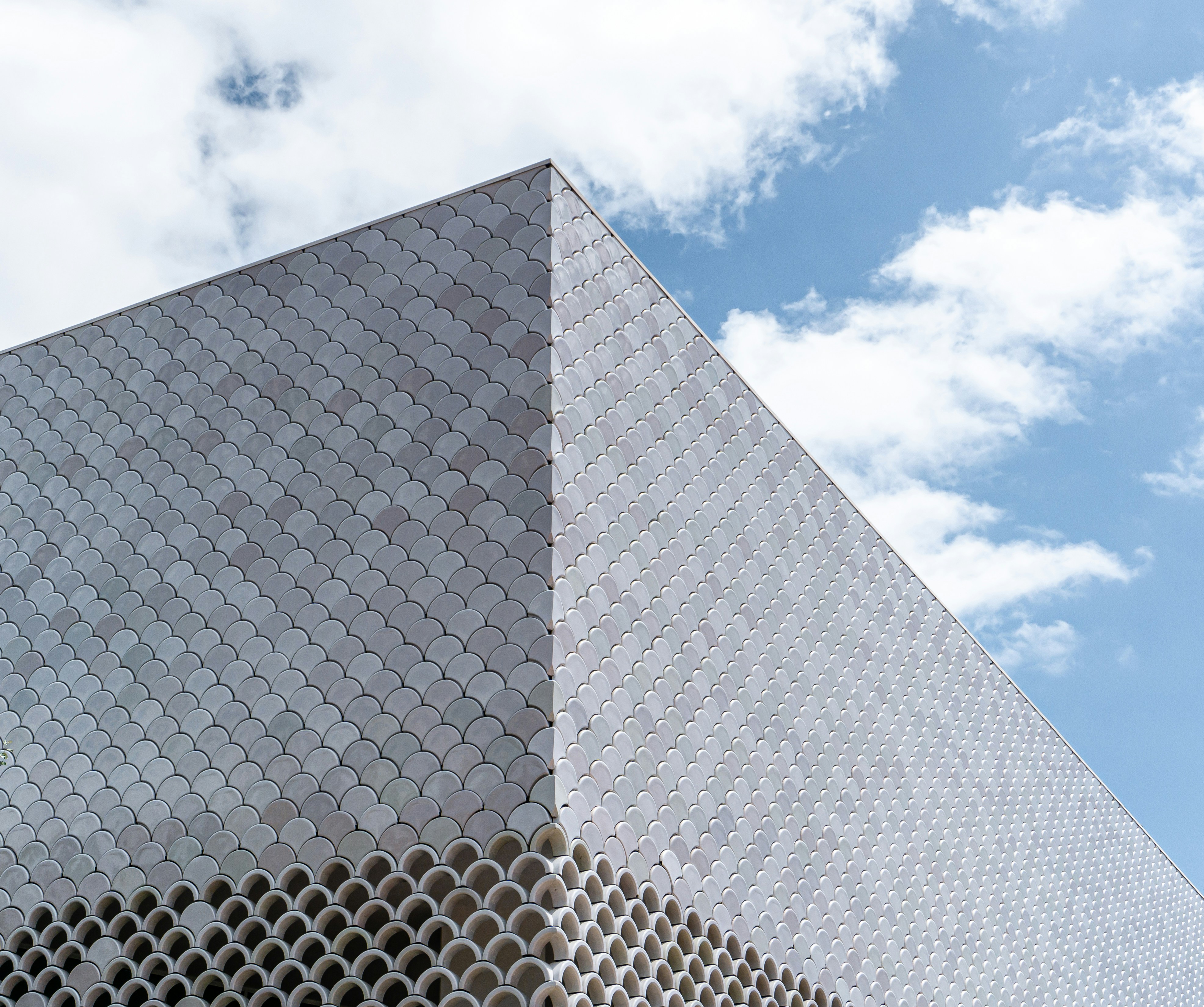 photo-1579161652358-4e400fb6acb3?crop=entropy&cs=srgb&fm=jpg&ixid=M3w0MDY0MzJ8MHwxfHNlYXJjaHwzfHxjbGVhbmluZyUyMGxpc2JvbnxlbnwwfDB8fHwxNzA3MzI4NTUxfDA&ixlib=rb-4.0 Limpeza Lisboa: Dicas para manter a sua casa impecável