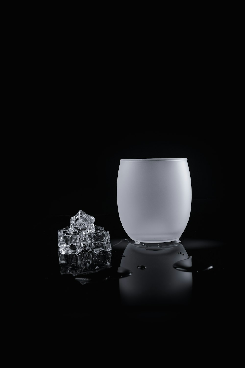 foto em tons de cinza de cubos de gelo perto do vaso