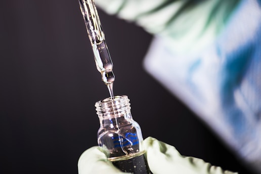 biomedico tirando uma dose do reagente com uma pipeta, para titulação do vdrl