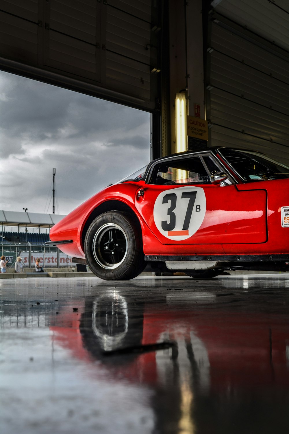 Classica auto di lusso rossa parcheggiata in garage