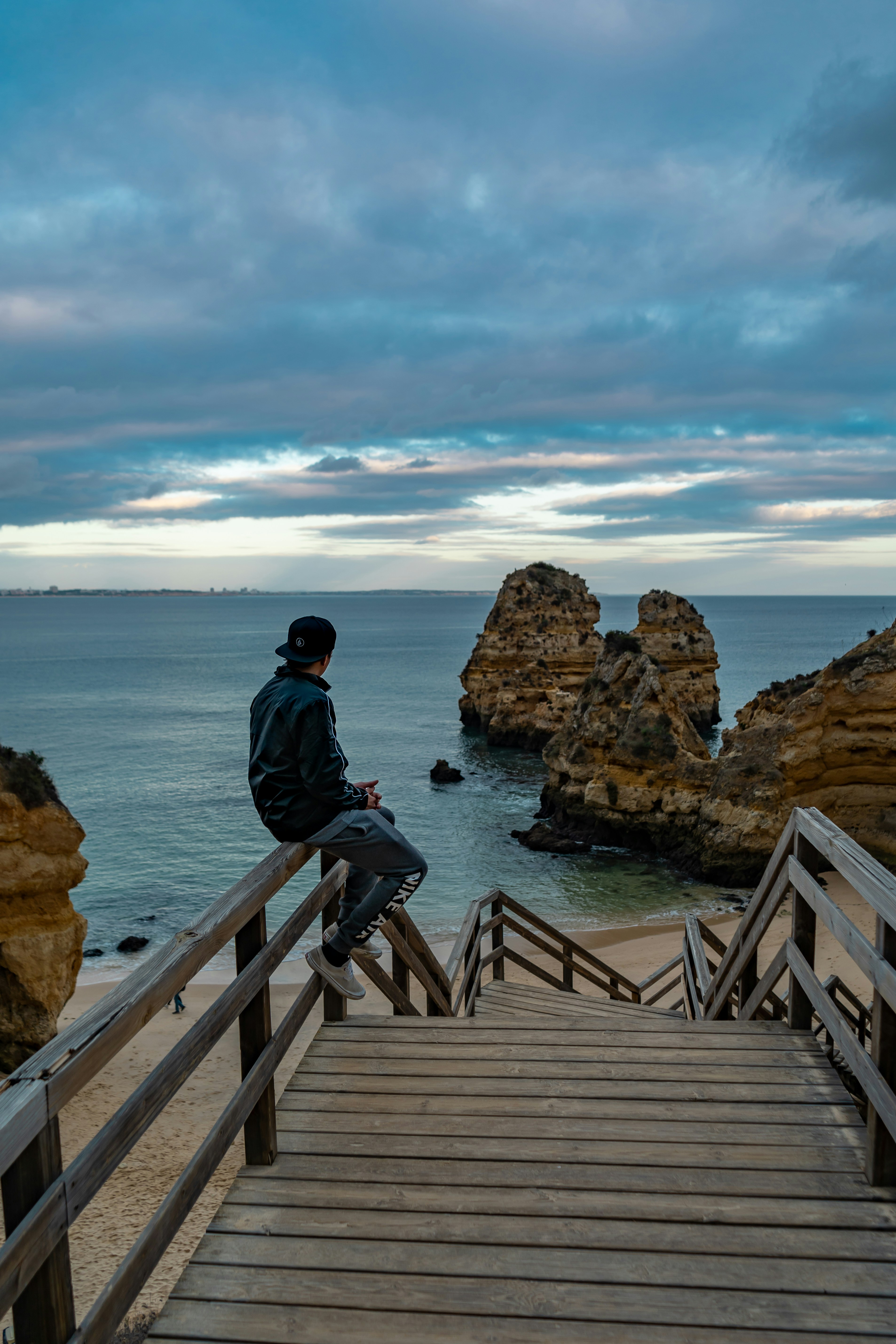 The noise of ocean waves bring peace.