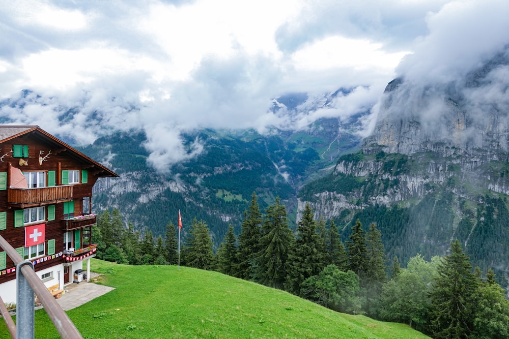 casa di legno marrone sulla collina