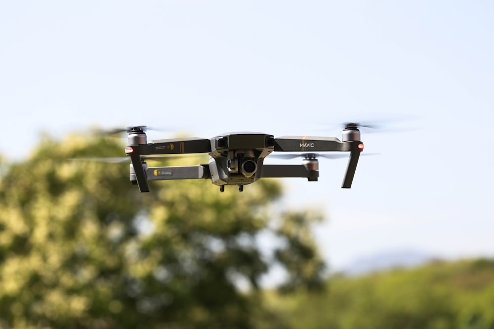 Photographie sélective de la mise au point du drone quadricoptère pendant la journée