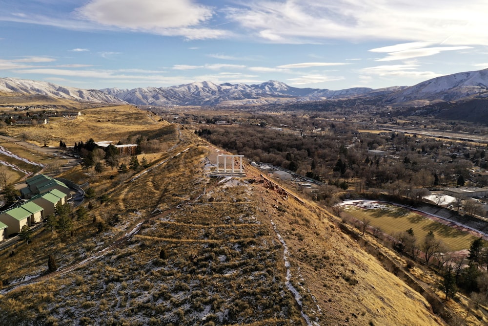 Photographie de chaîne de montagnes pendant la journée