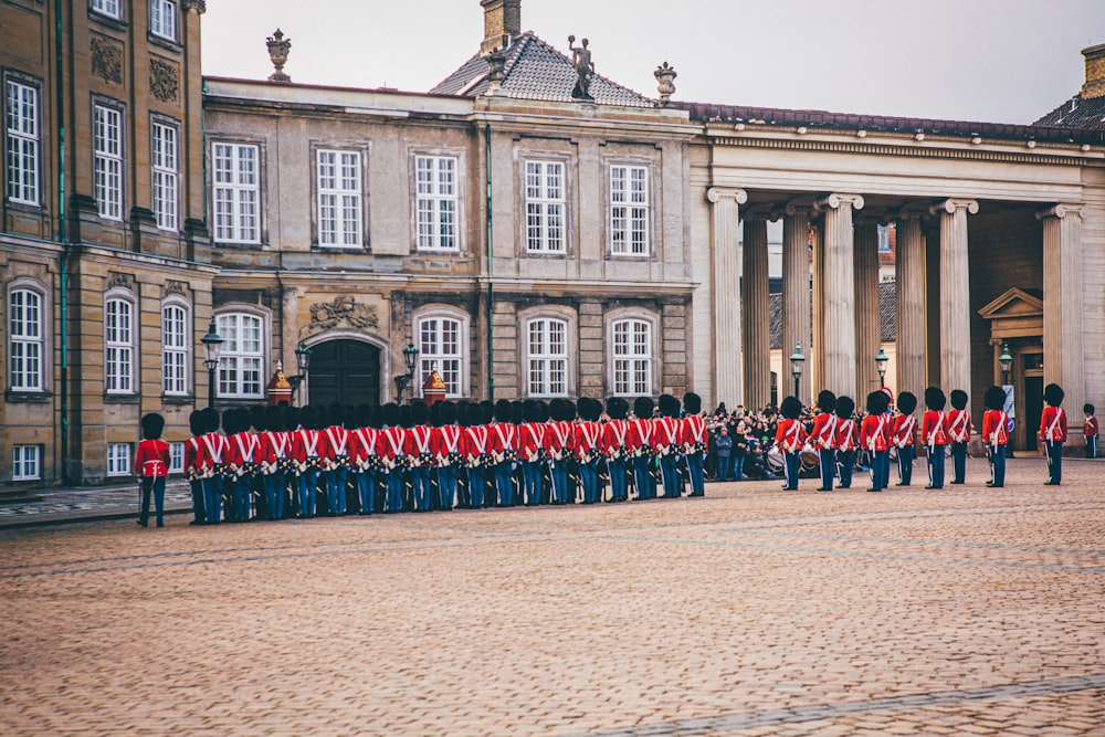 Guardia reale in piedi accanto al palazzo