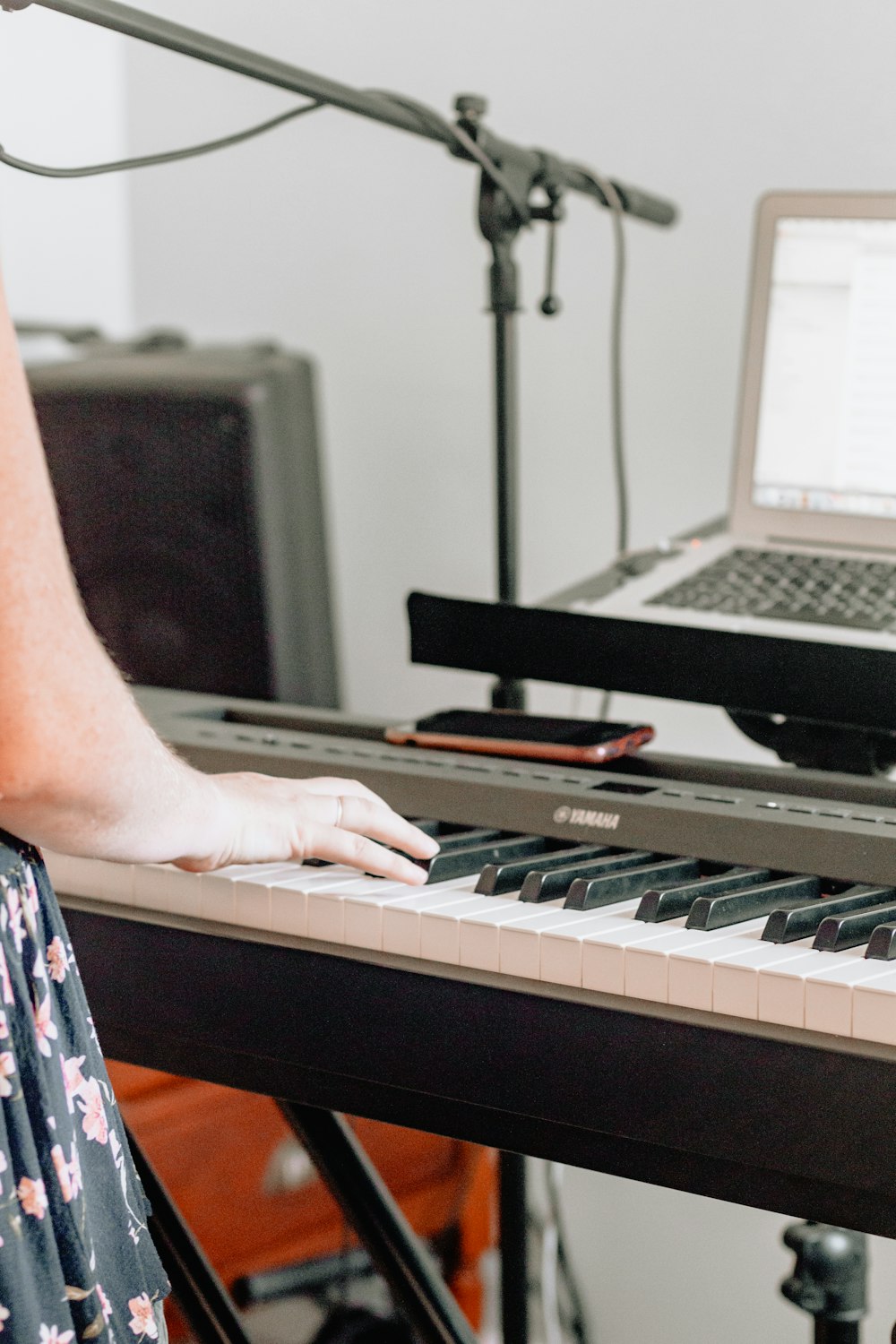 mulher em pé na frente do piano