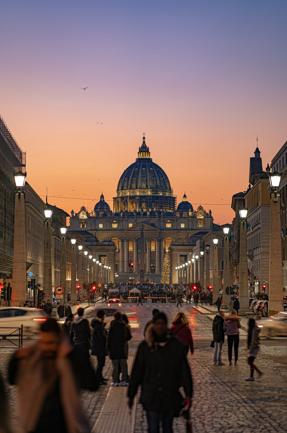 Persone vicino agli edifici durante l'ora d'oro