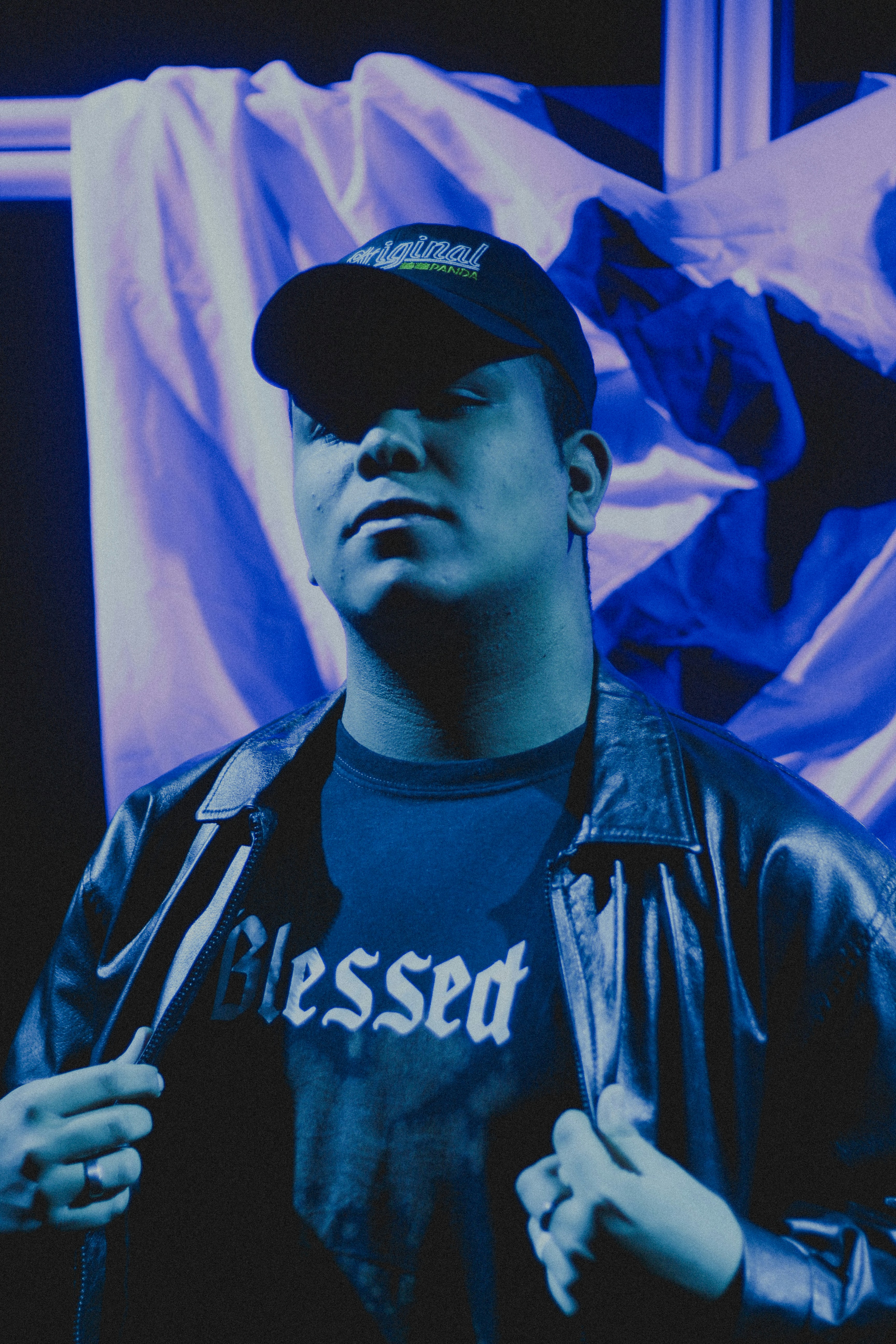 Mann schaut in die Kamera