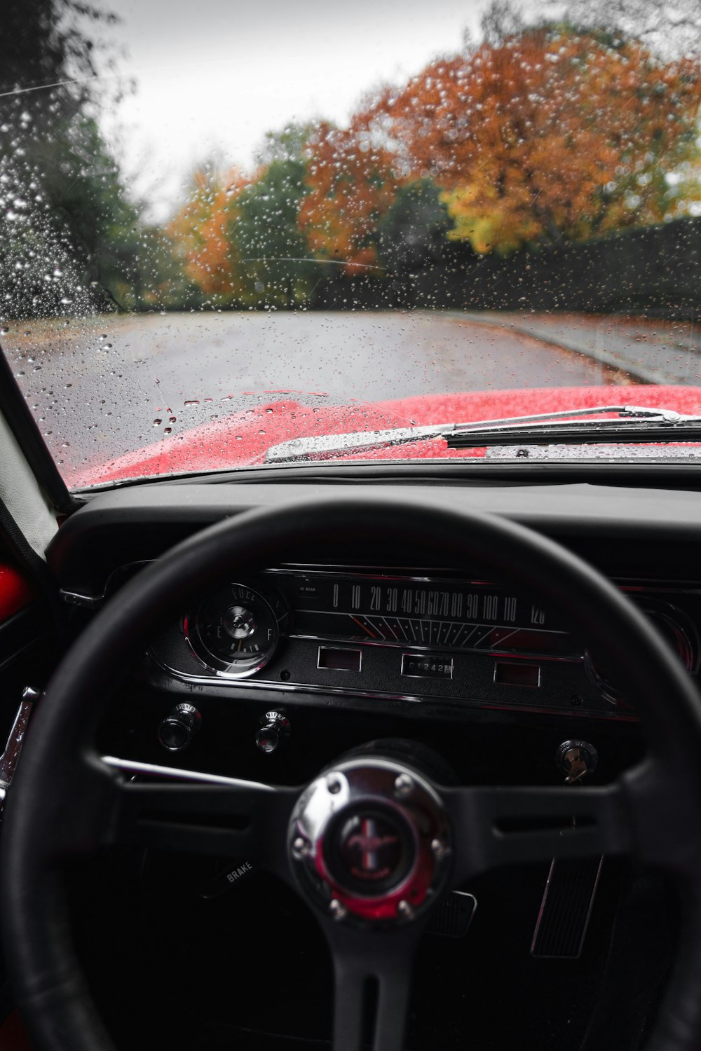 비와 낮 동안 도로에 자동차