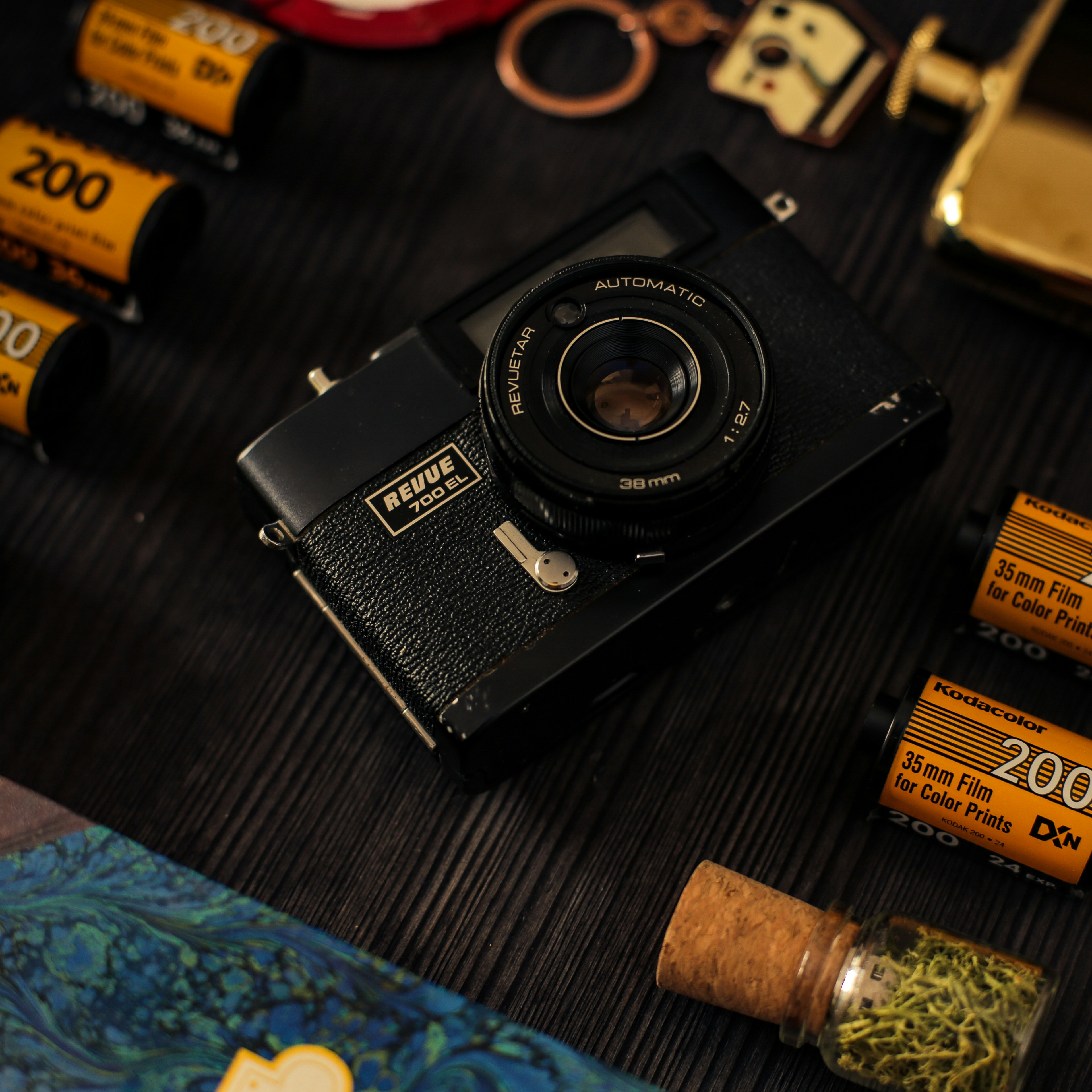 Una cámara sentada encima de una mesa junto a las baterías