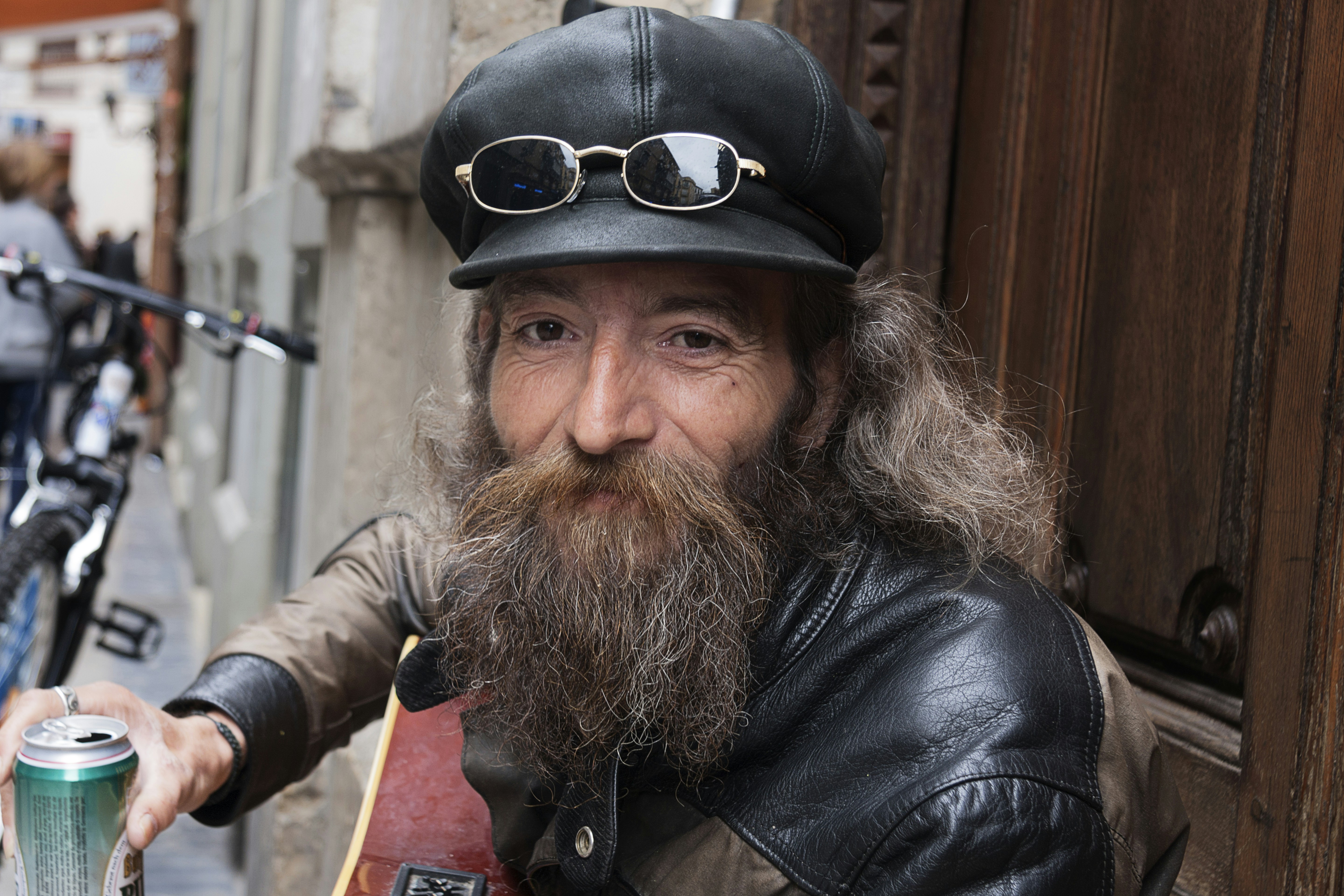 Rescato esta foto que hice hace ya bastante tiempo con mi primera c?mara digital, la 40D de Canon. No conoc?a a este m?sico que me encontr? tocando la guitarra en la calle Granada de M?laga. Me dijo que perteneci? a una banda muy conocida en M?laga. Ten?a un sentido del humor y alegr?a envidiables.