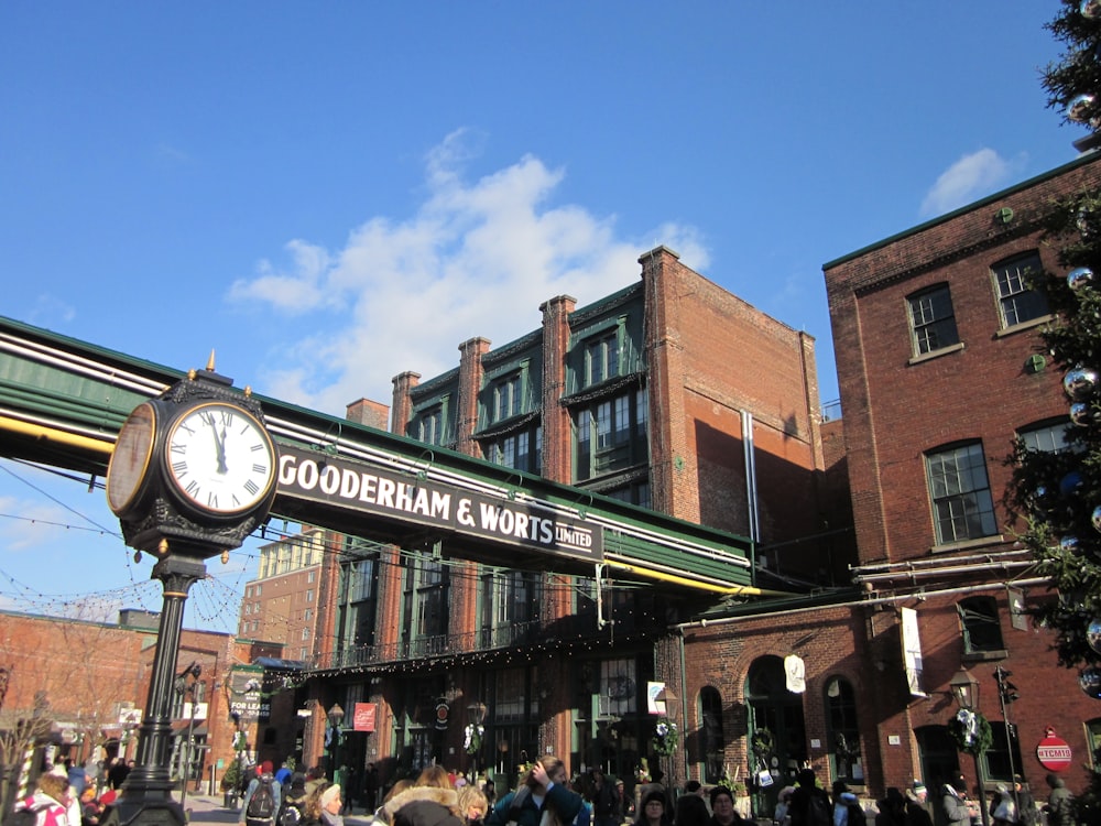 foule de gens debout près de l’immeuble Gooderham and Worts sous un ciel blanc et bleu