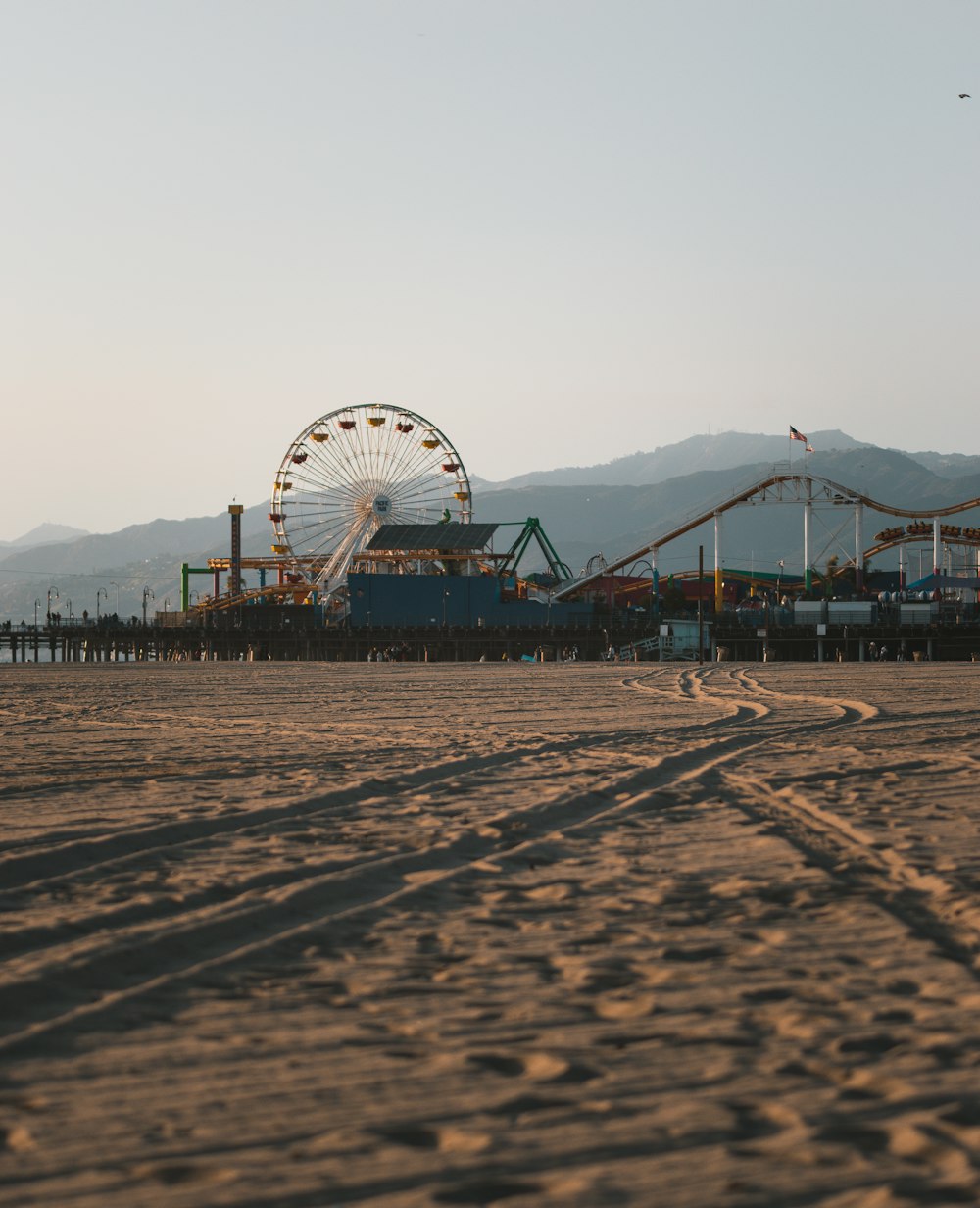 gray Ferris wheel during daytime