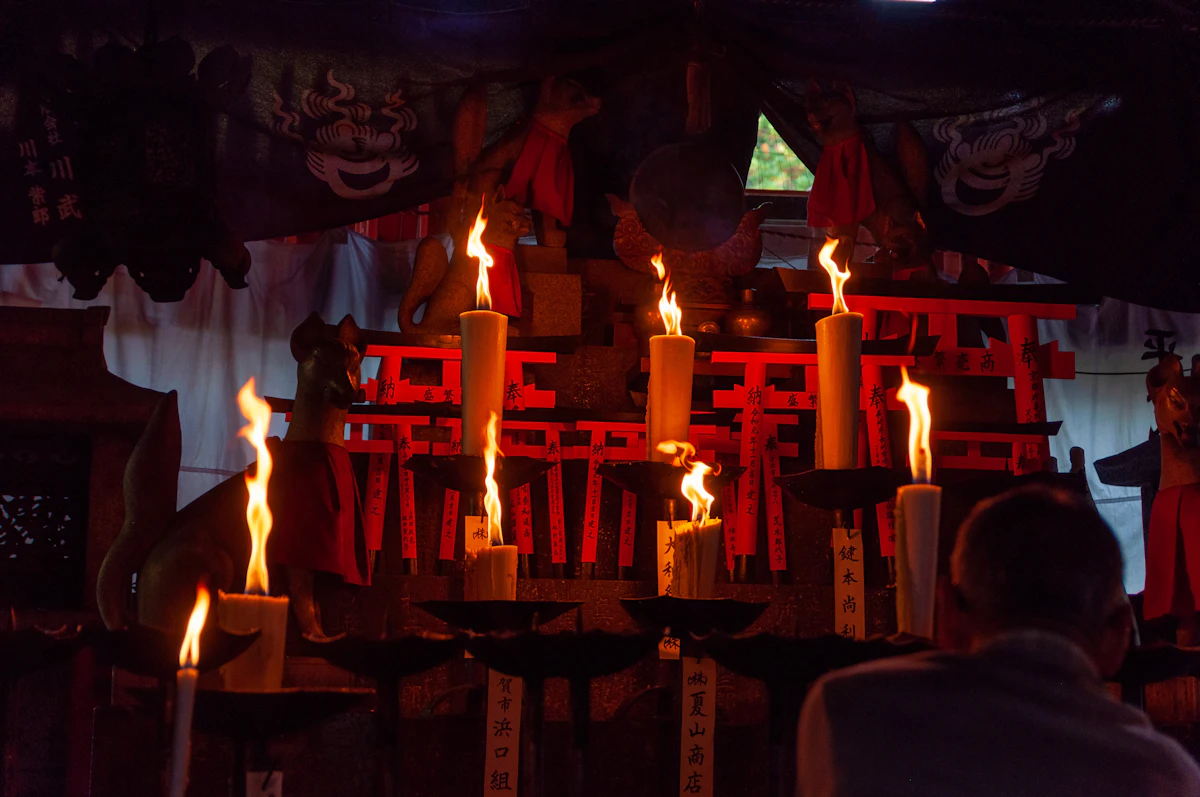 Velas encendidas junto al altar