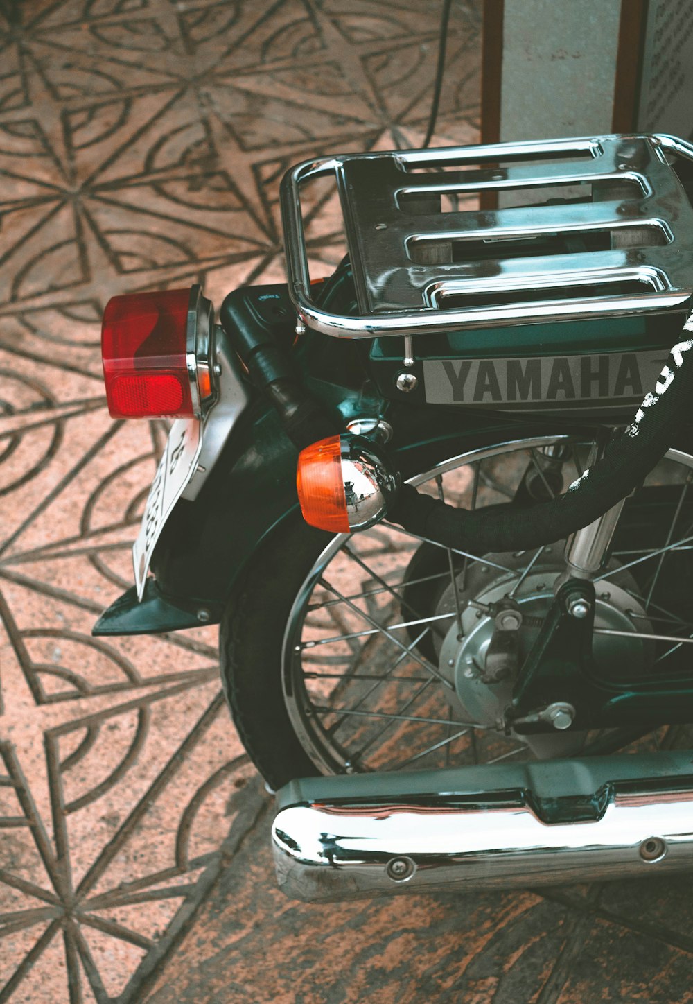 geparktes graues Yamaha-Motorrad
