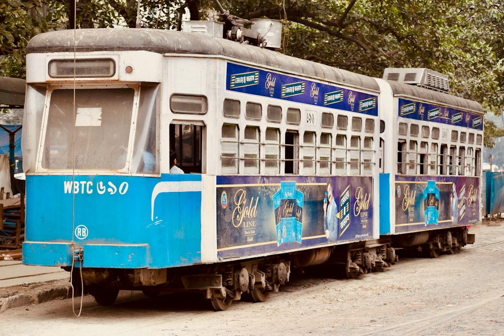 Tren azul y blanco