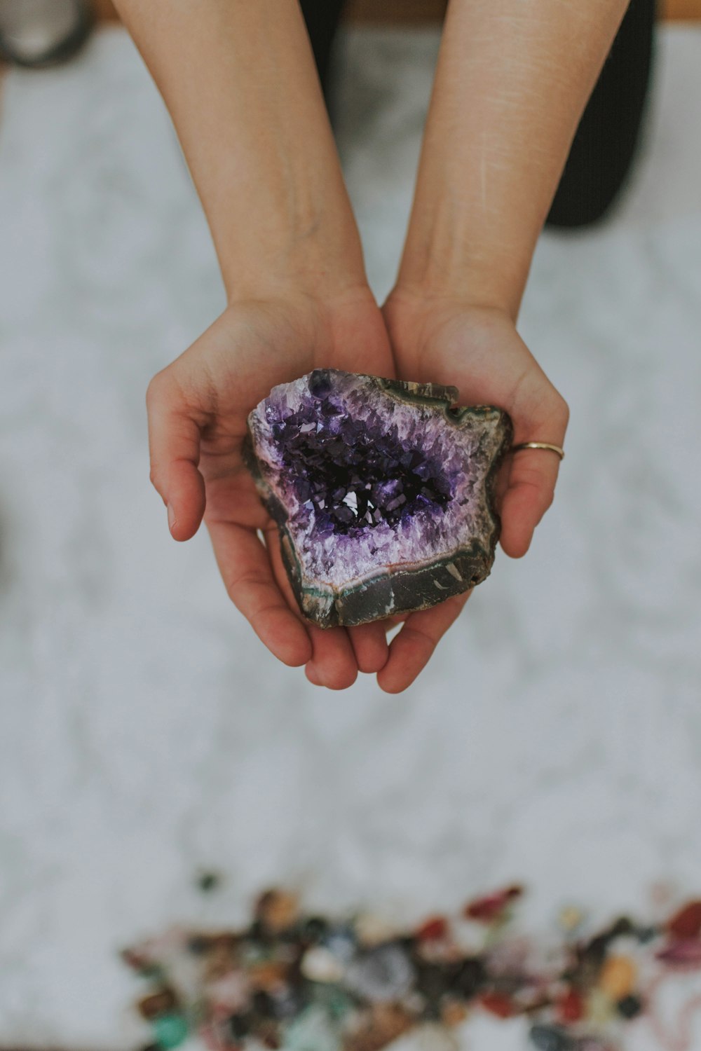 pedra de geodo roxo e marrom