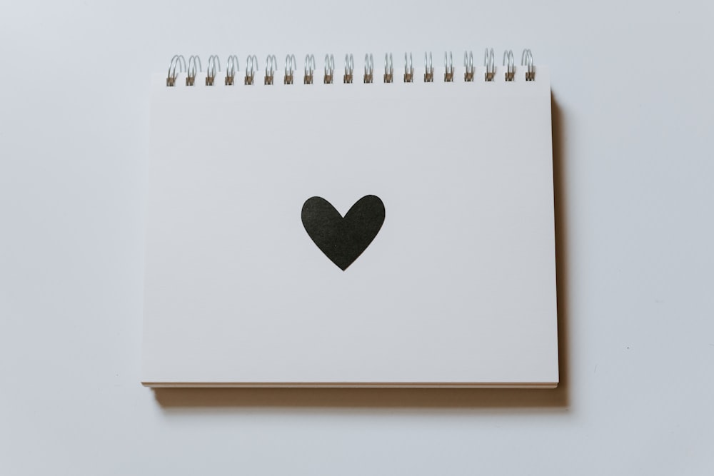 Corazón negro dibujado en cuaderno