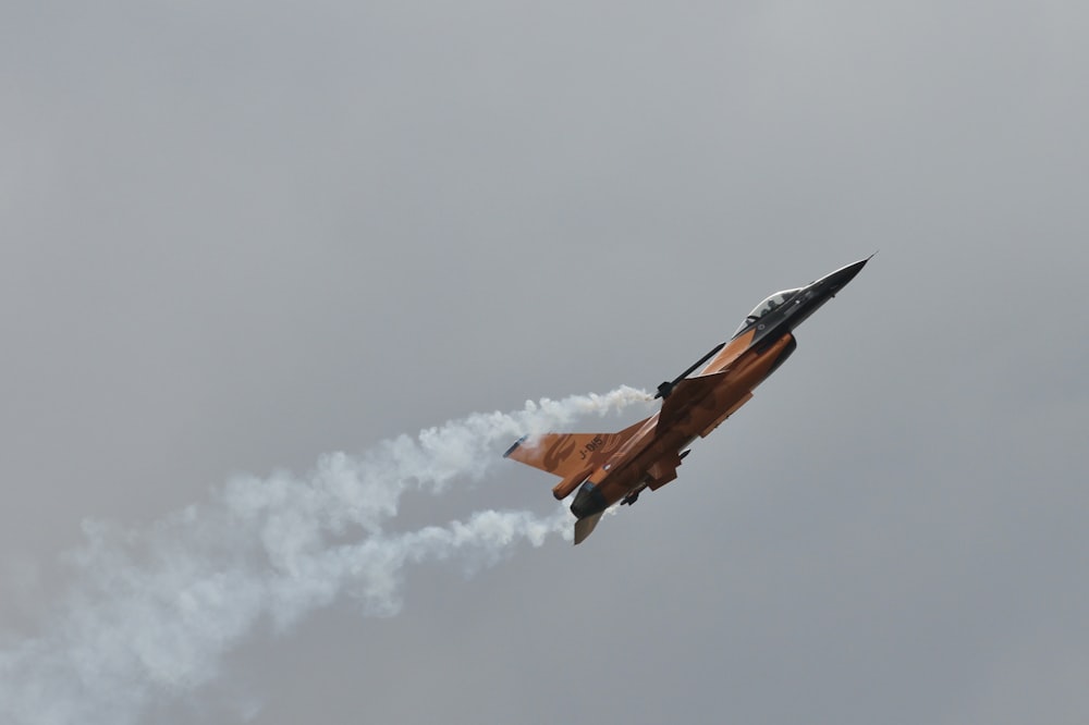 Fliegendes graues Düsenflugzeug