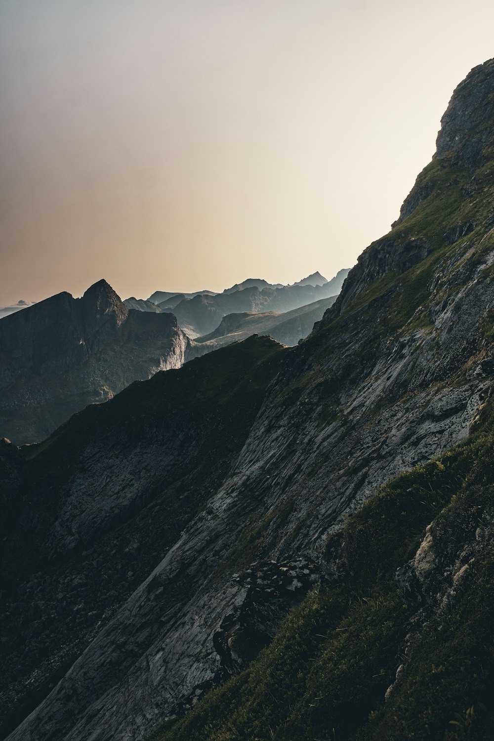 Montagna rocciosa grigia durante il giorno