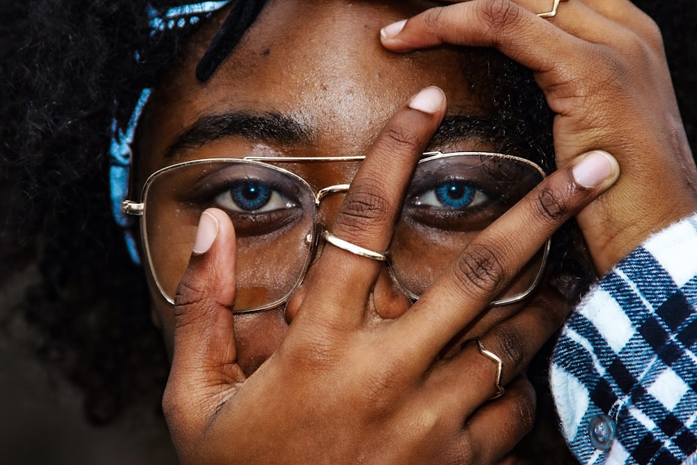 femme portant une bague dorée