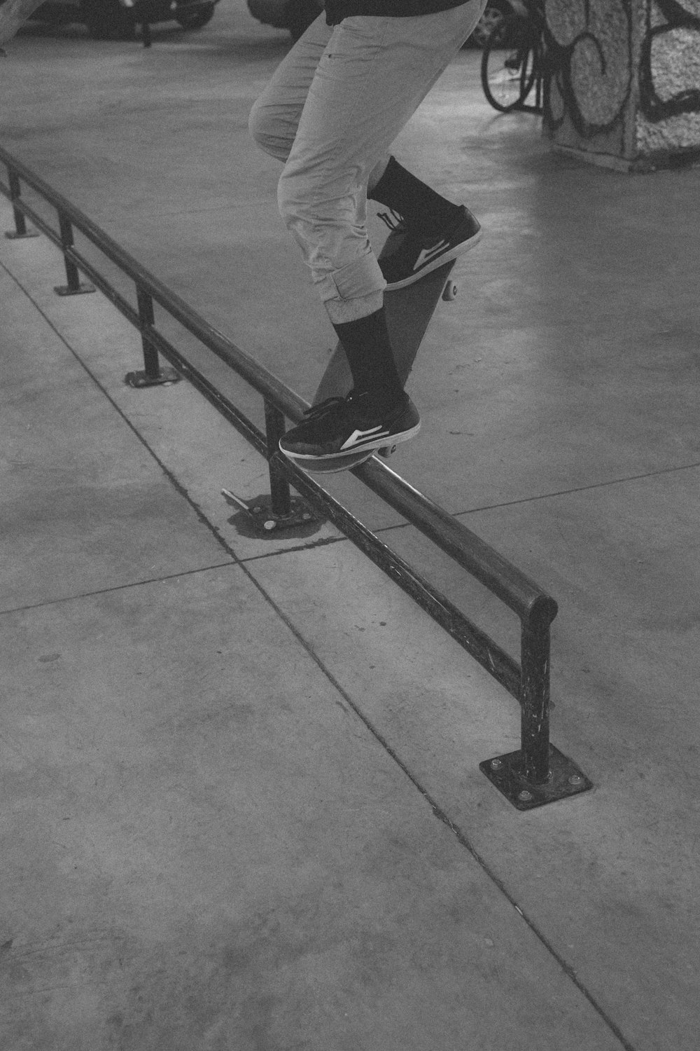 Uomo che cavalca sulla fotografia dello skateboard