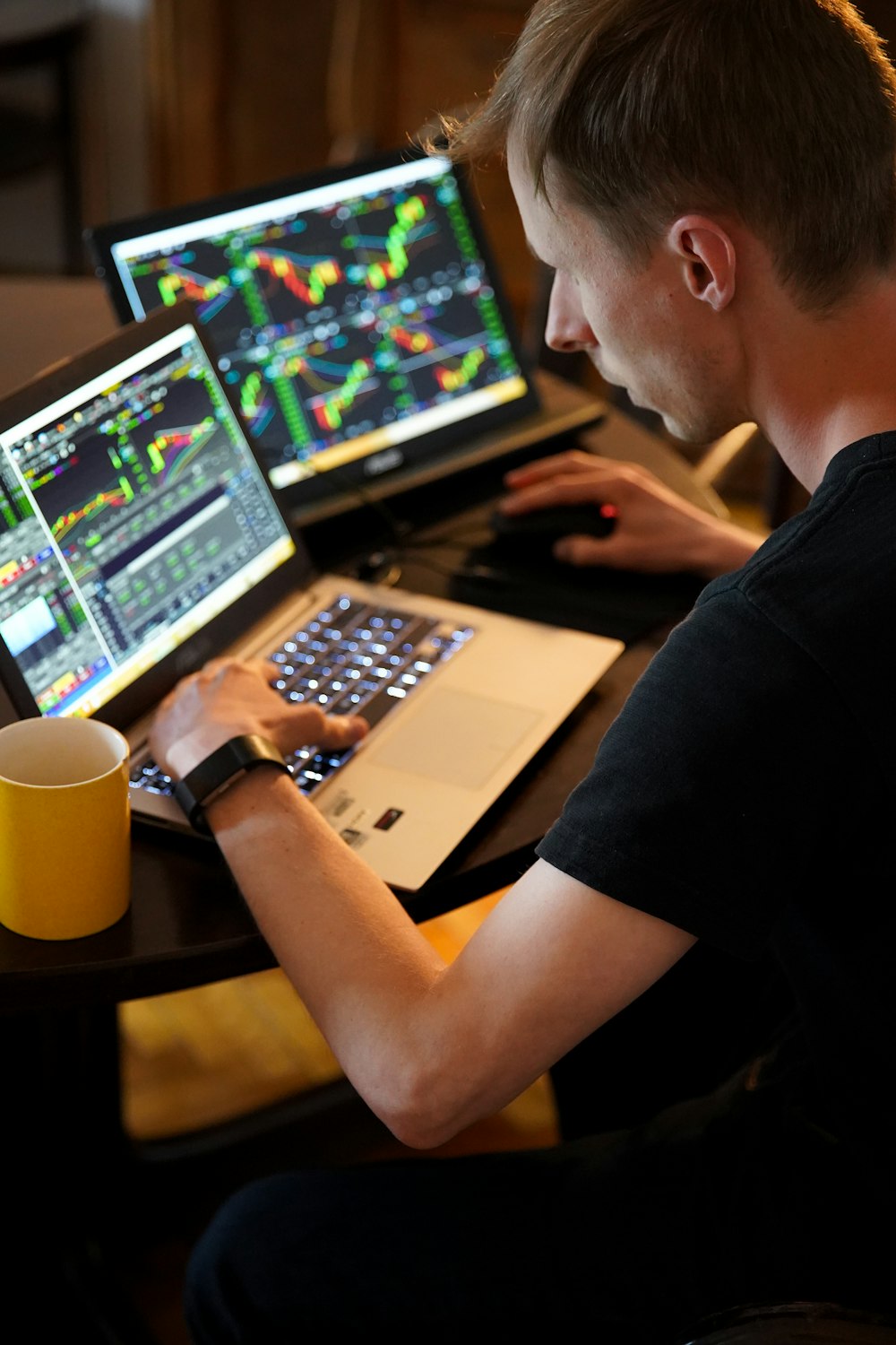 Mann sitzt vor dem Laptop