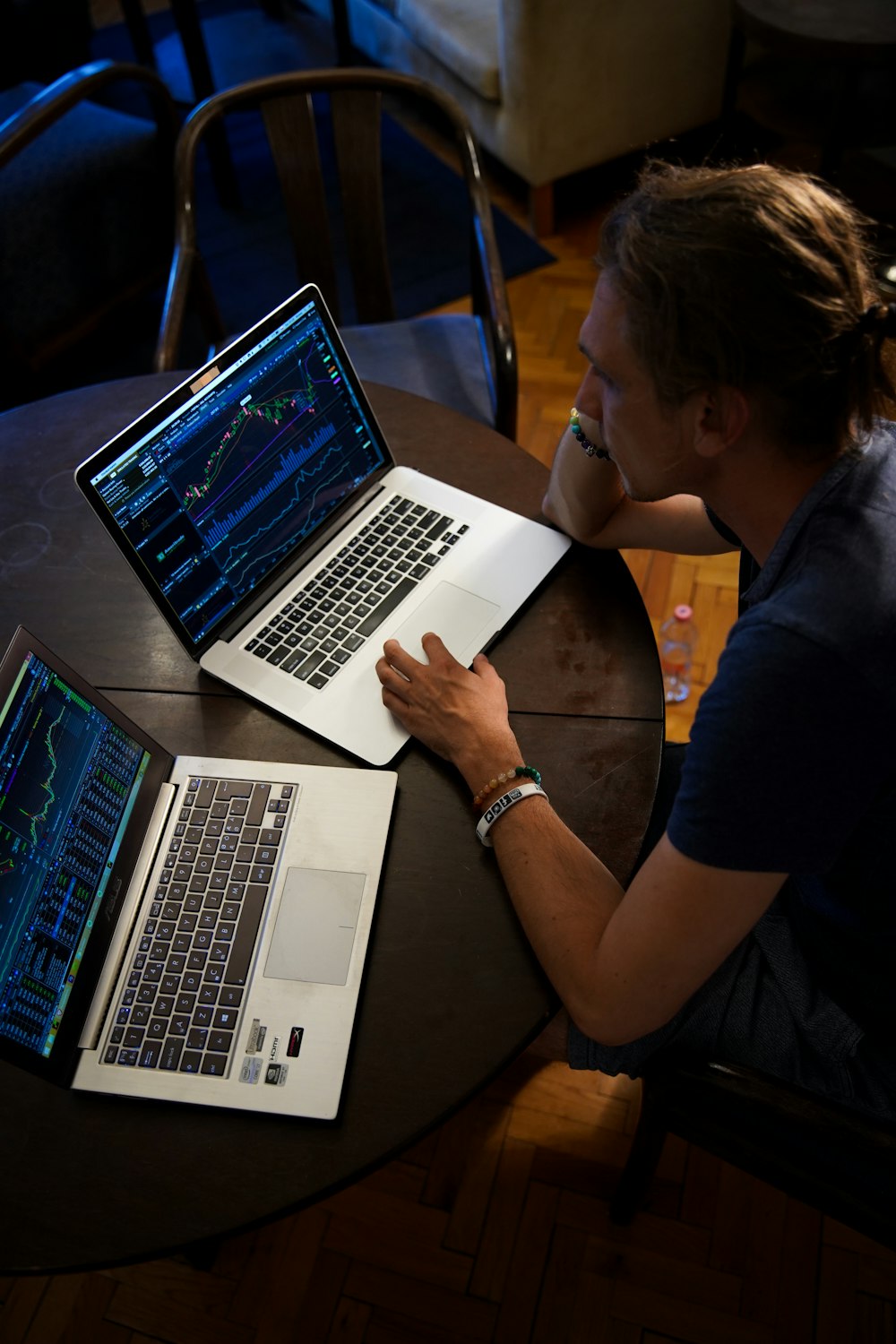 hombre sentado frente a la MacBook Pro