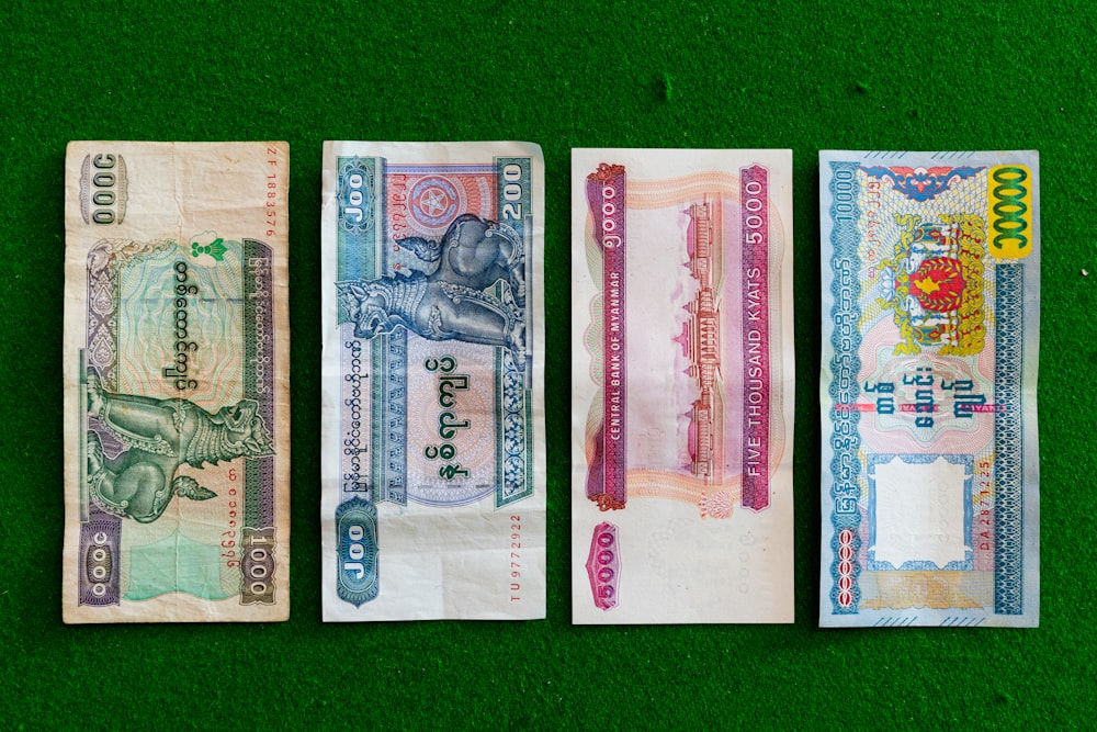 quatre billets de banque