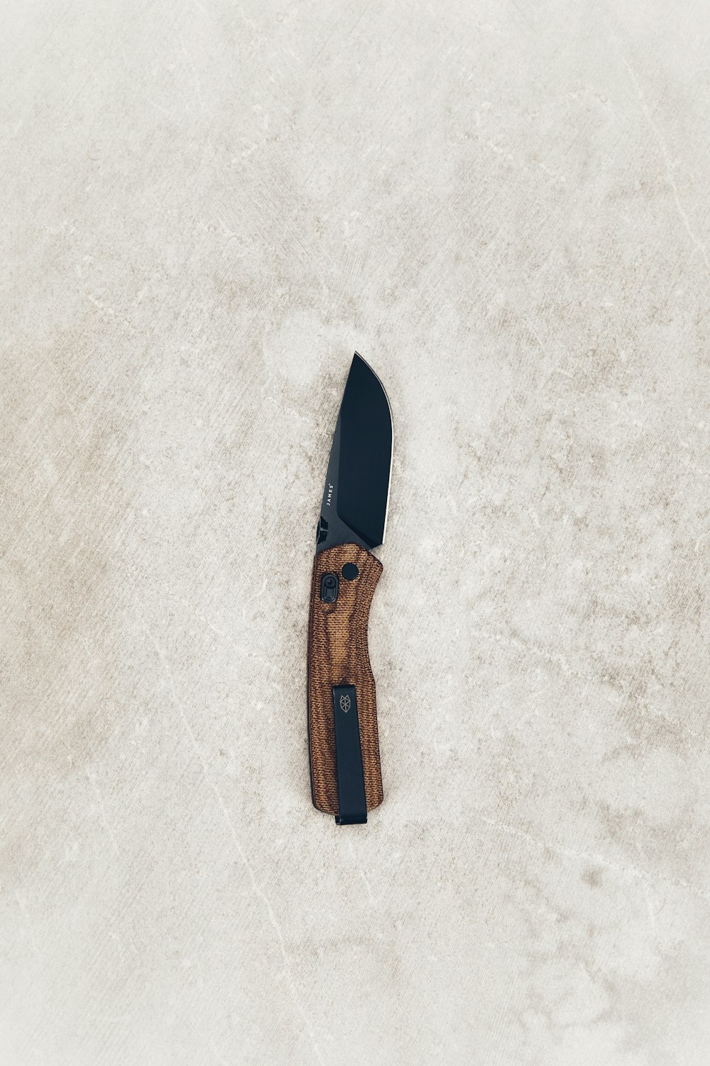 couteau de poche noir et marron