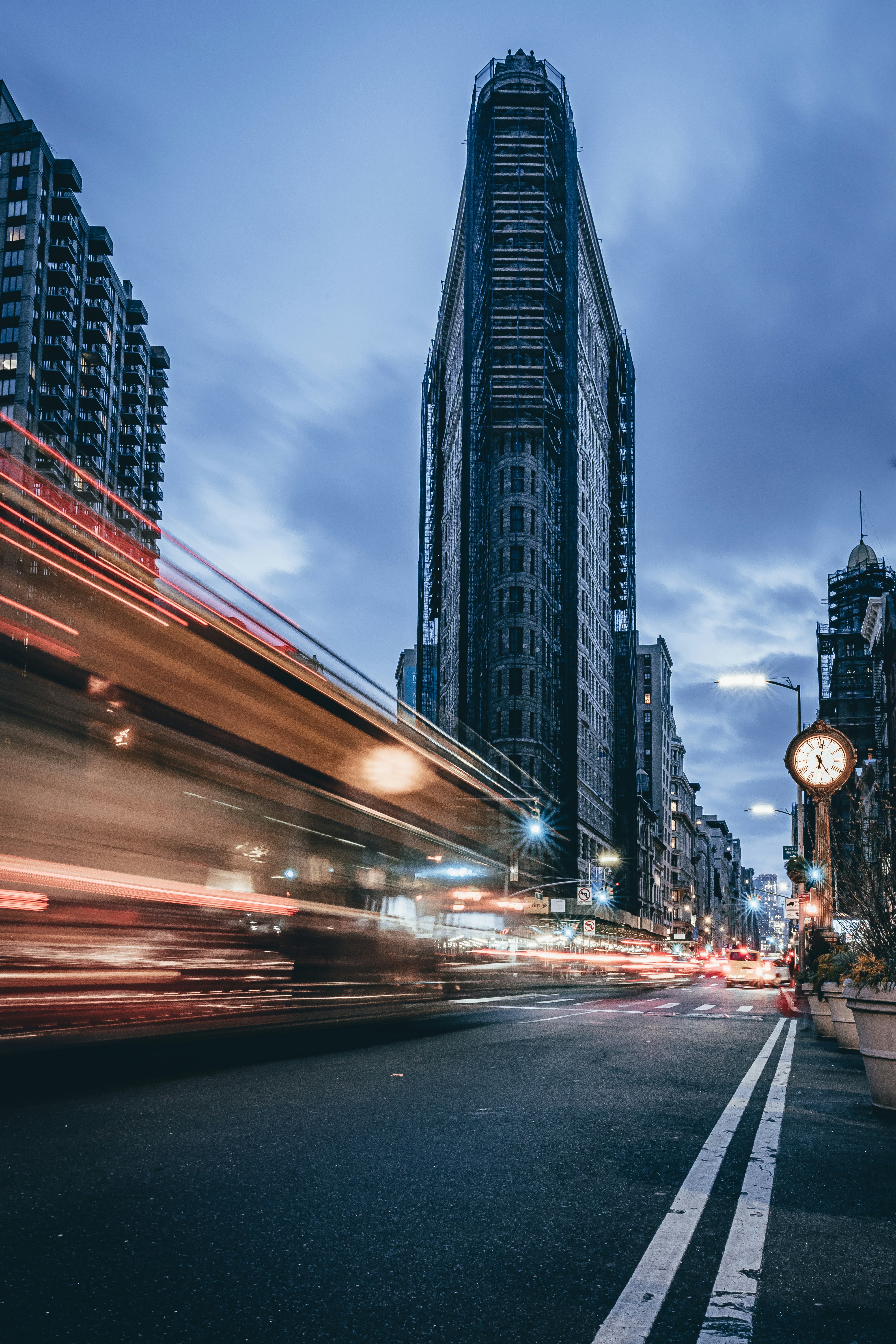 ニューヨークのフラット アイアン ビル近くの道路を通過する車両のタイムラプス撮影の写真 Unsplashで見つけるマンハッタンの無料写真